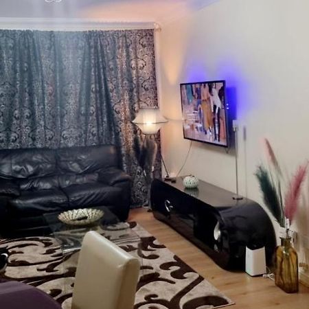 2 Bedroom Apartment - Greater London Dagenham Kültér fotó