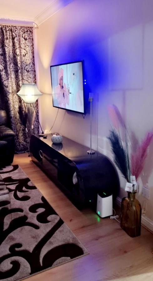 2 Bedroom Apartment - Greater London Dagenham Kültér fotó