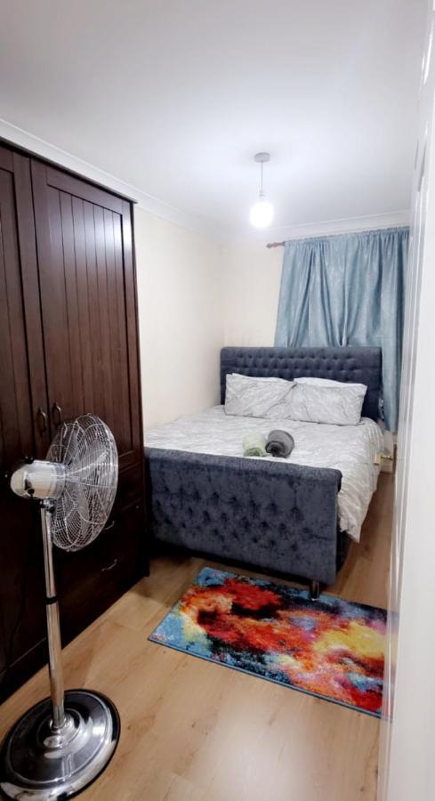 2 Bedroom Apartment - Greater London Dagenham Kültér fotó