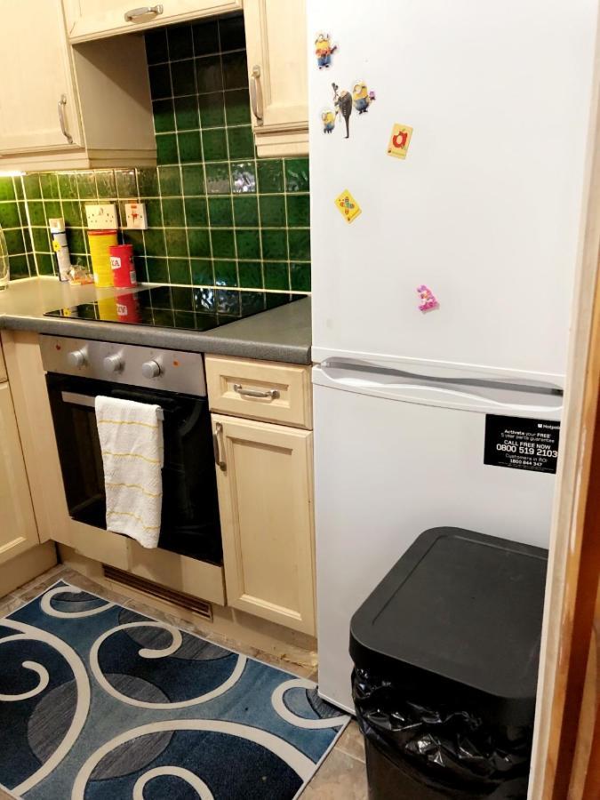 2 Bedroom Apartment - Greater London Dagenham Kültér fotó